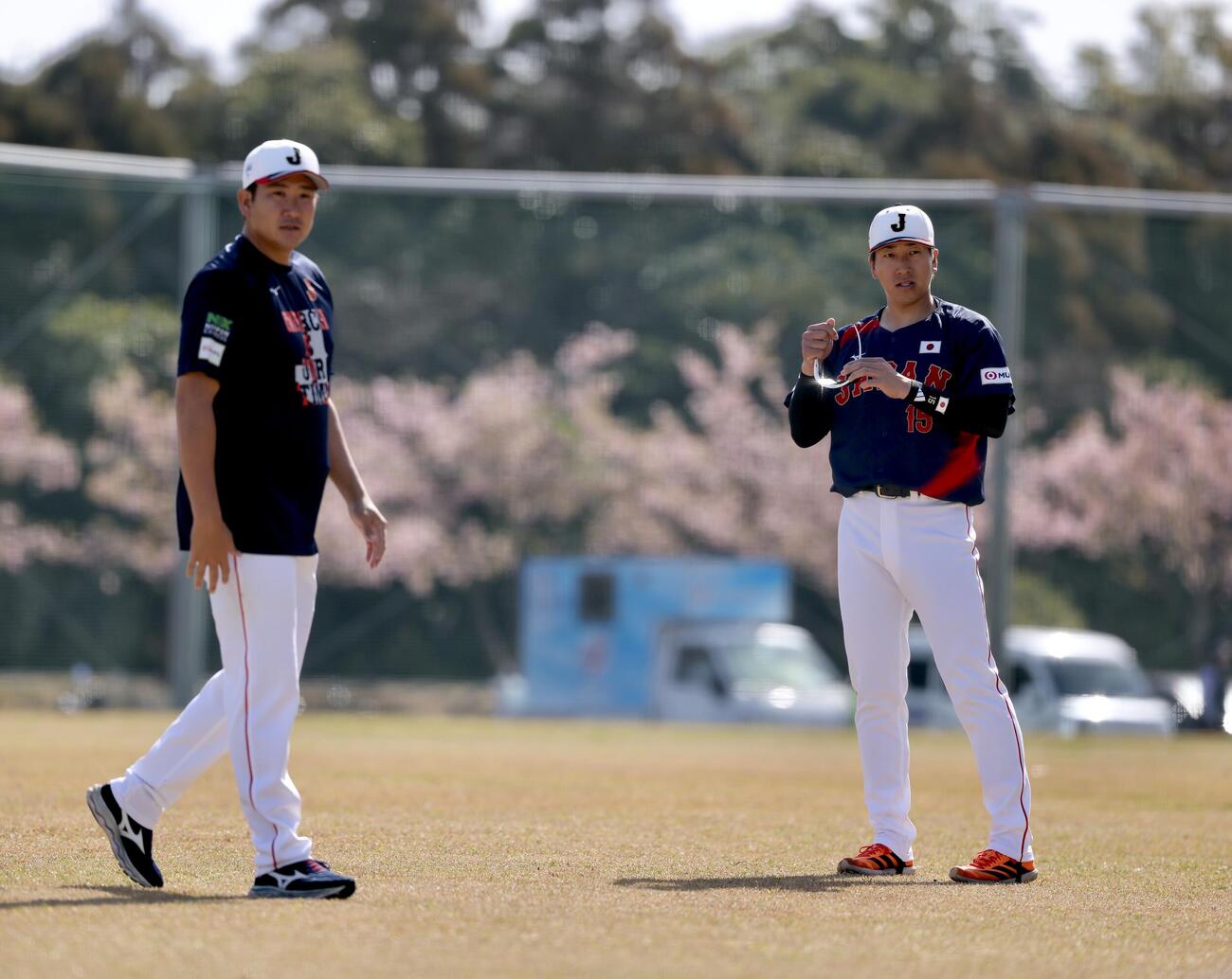 言葉を交わす菅野（左）と大勢（撮影・河田真司）