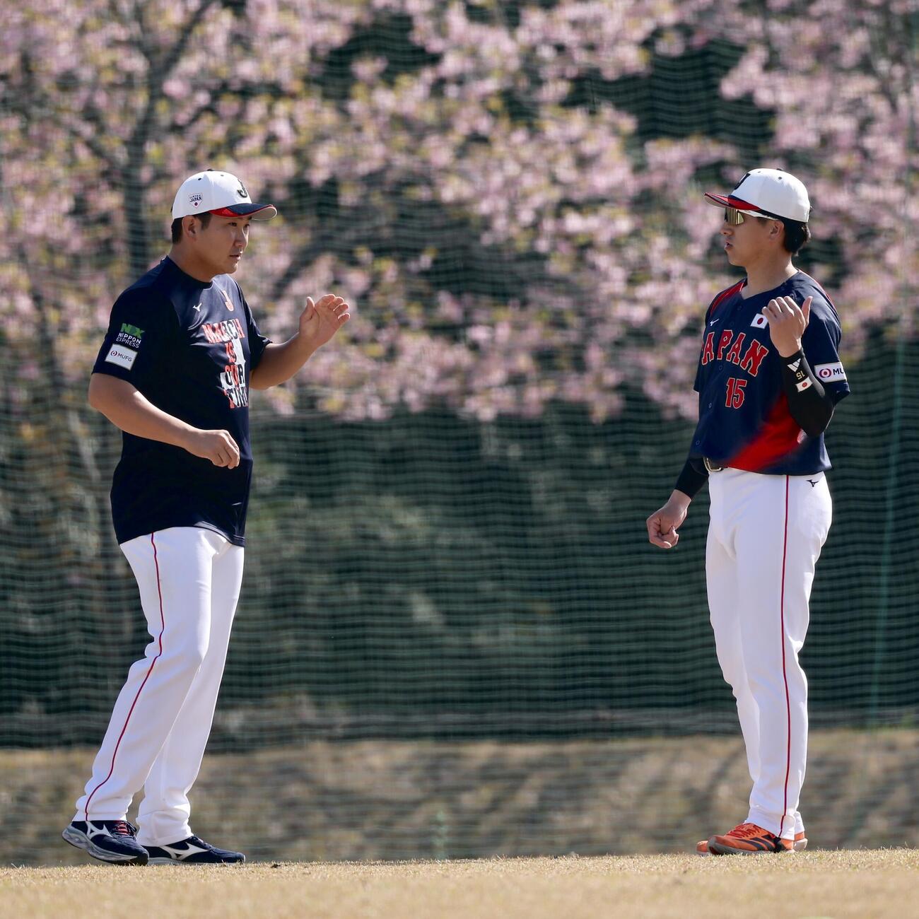 言葉を交わす菅野（左）と大勢（撮影・河田真司）