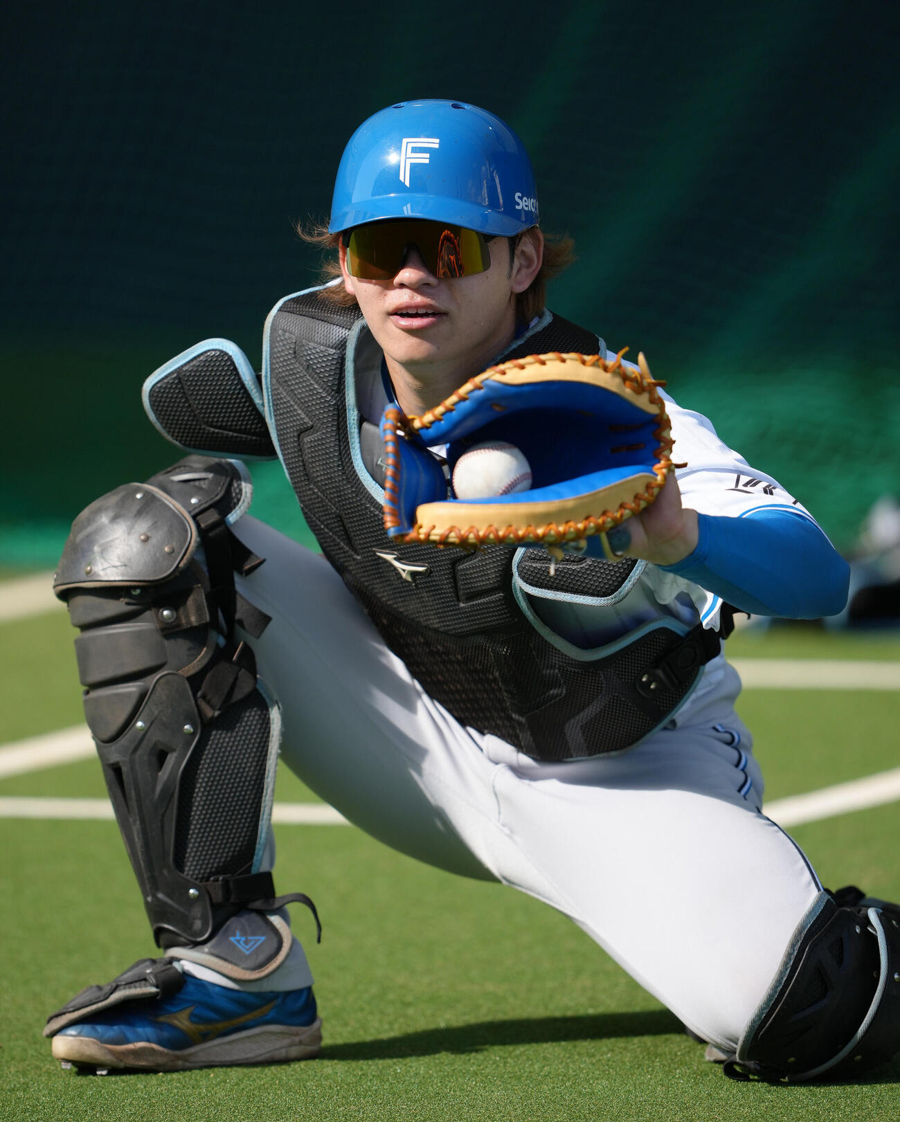ブルペンで捕球練習する日本ハム田宮（撮影・足立雅史）