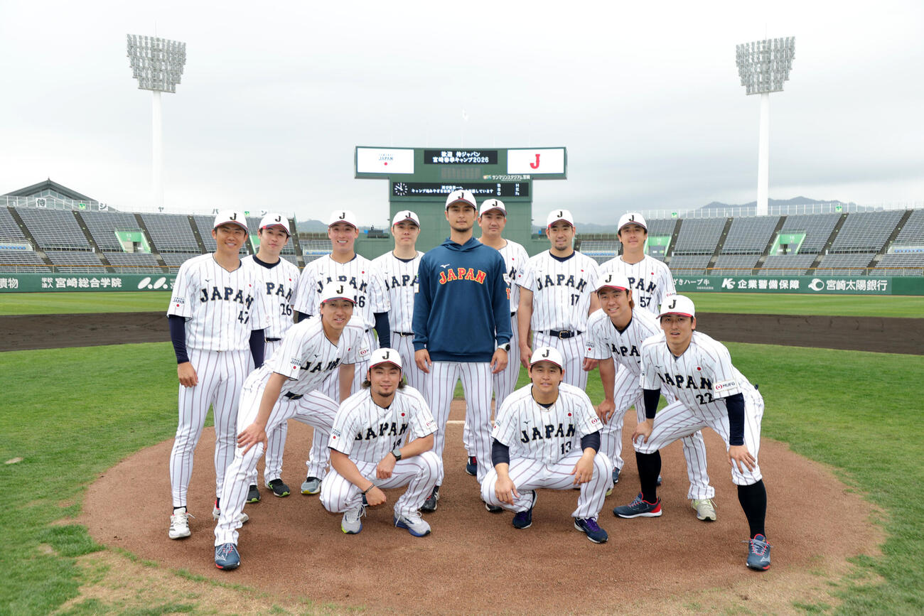 強化合宿を終え記念写真に納まるアドバイザーのダルビッシュ(中央）と投手陣