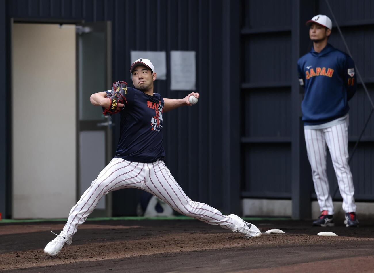 ブルペン投球する菊池。右はアドバイザーのダルビッシュ（撮影・河田真司）