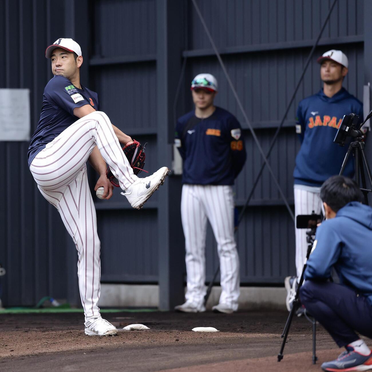 ブルペン投球する菊池。右はアドバイザーのダルビッシュ（撮影・河田真司）