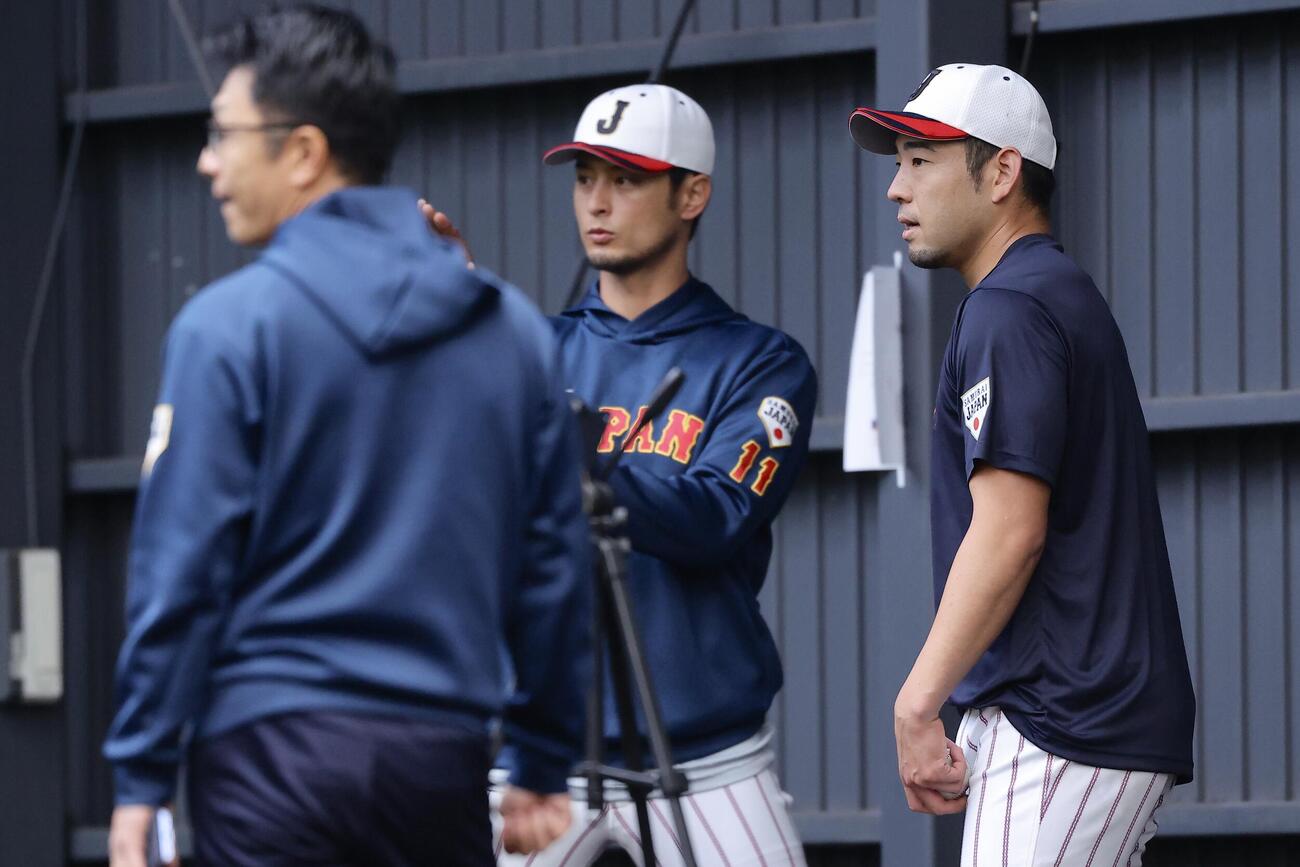 ブルペンで言葉を交わす菊池（右）とアドバイザーのダルビッシュ（撮影・河田真司）