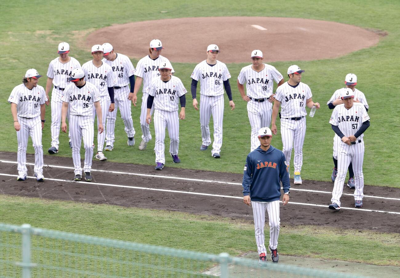 侍ジャパン投手陣とグラウンドから引き揚げるアドバイザーのダルビッシュ（手前）（撮影・河田真司）
