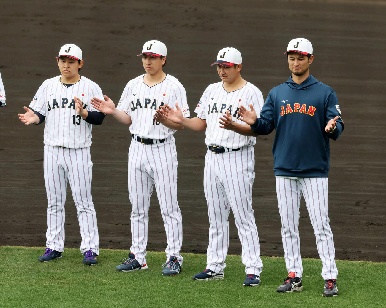 強化合宿を終え手締めを行うダルビッシュ（右端）。左から宮城、大勢、菅野（撮影・加藤哉）