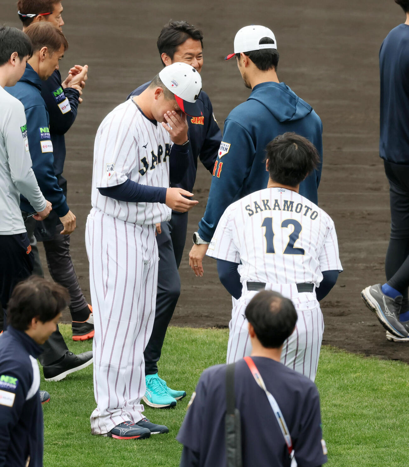 宮崎でお世話になったアドバイザーのダルビッシュ（右）を前に目頭を押さえる侍ジャパン牧（撮影・加藤哉）