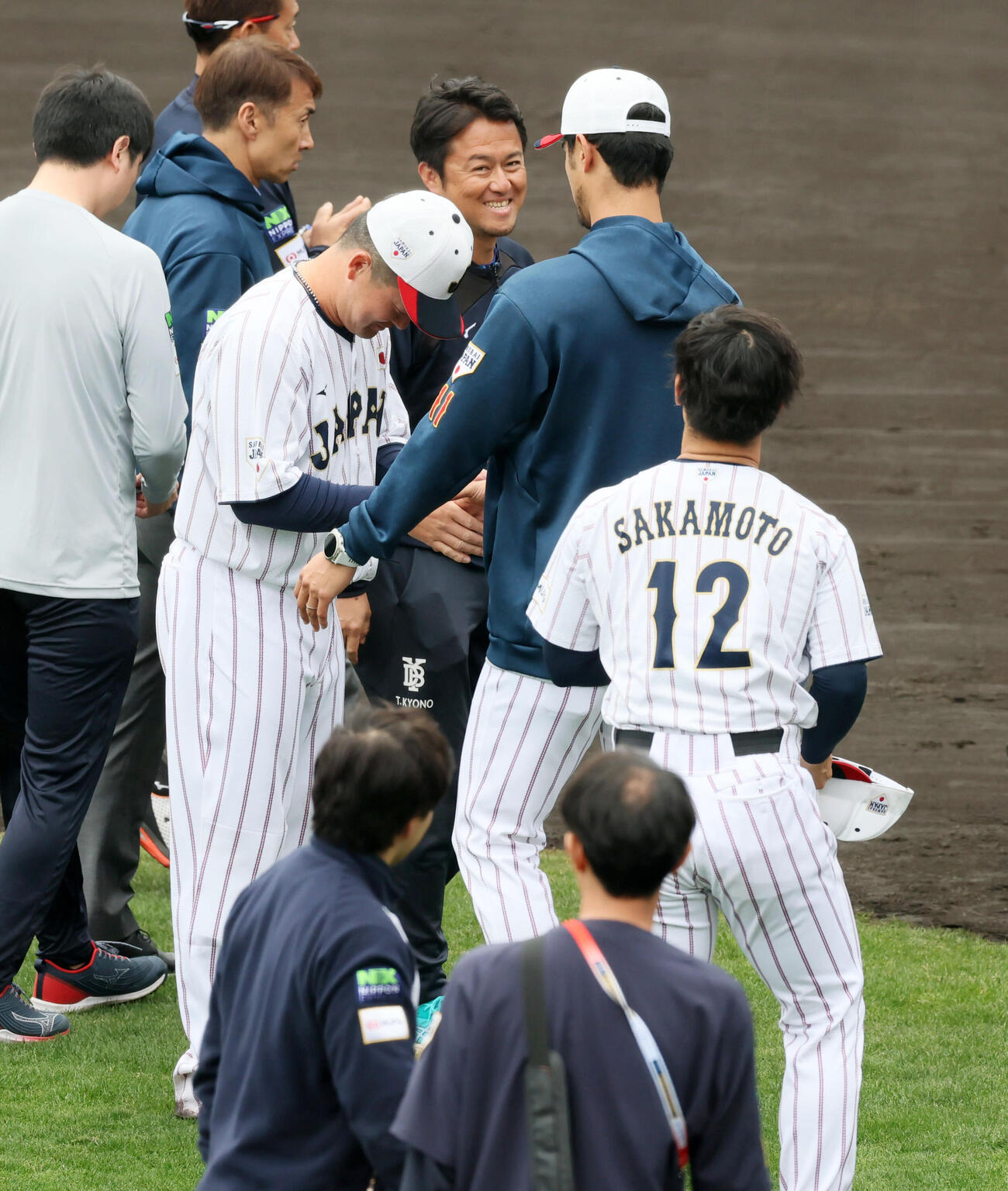 宮崎でお世話になったアドバイザーのダルビッシュ（右）を前に泣いてお別れの侍ジャパン牧（撮影・加藤哉）