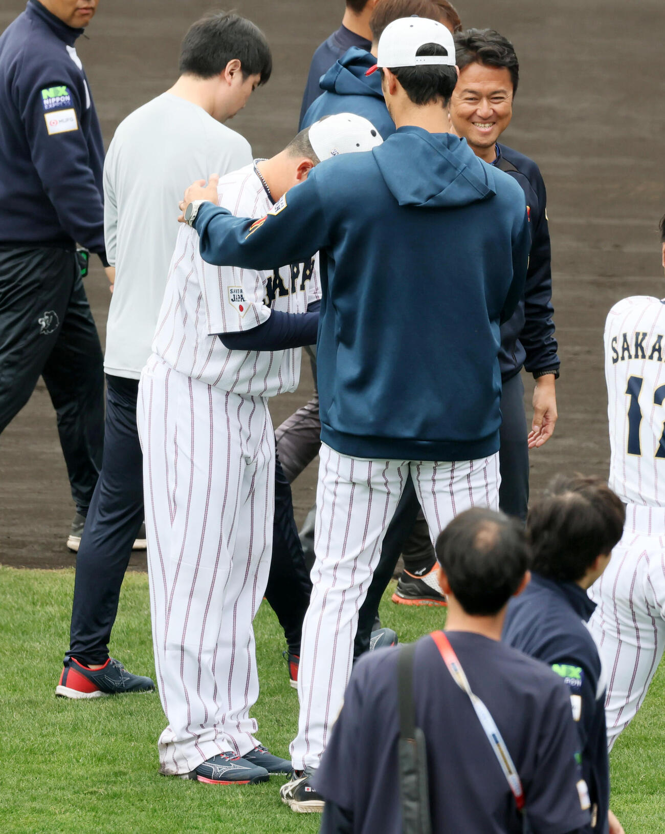 侍ジャパン牧の肩に手を回すアドバイザーのダルビッシュ（撮影・加藤哉）