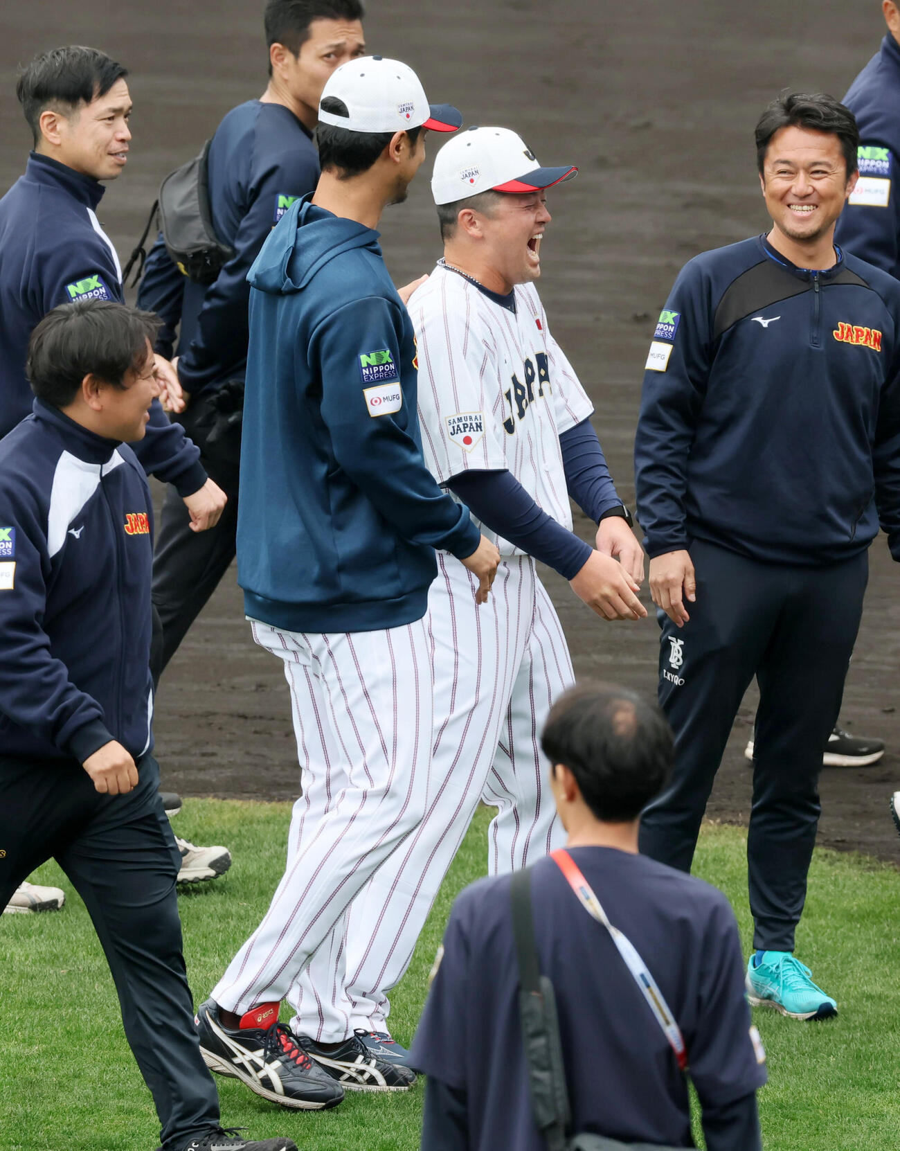 アドバイザーのダルビッシュを前に泣いてお別れ…と思わせて最後は大笑いする侍ジャパン牧（撮影・加藤哉）