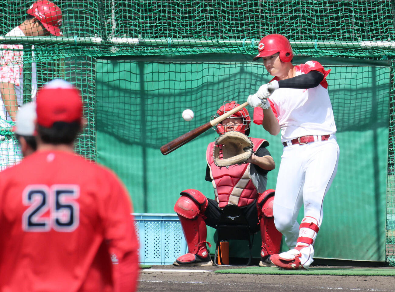 新井監督が見守る中、打撃練習する広島佐々木（撮影・加藤孝規）