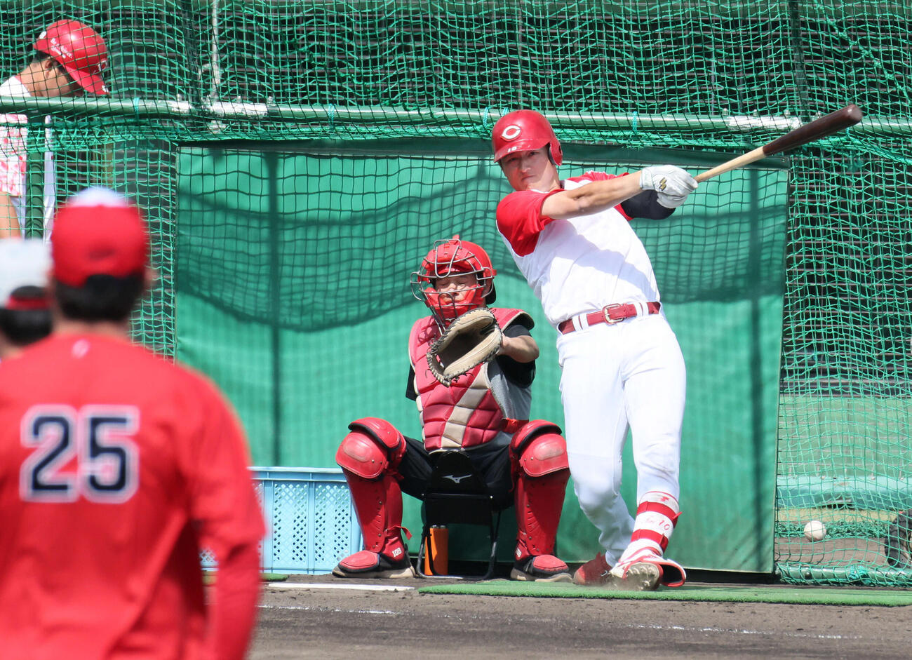 新井監督が見守る中、打撃練習する広島佐々木（撮影・加藤孝規）