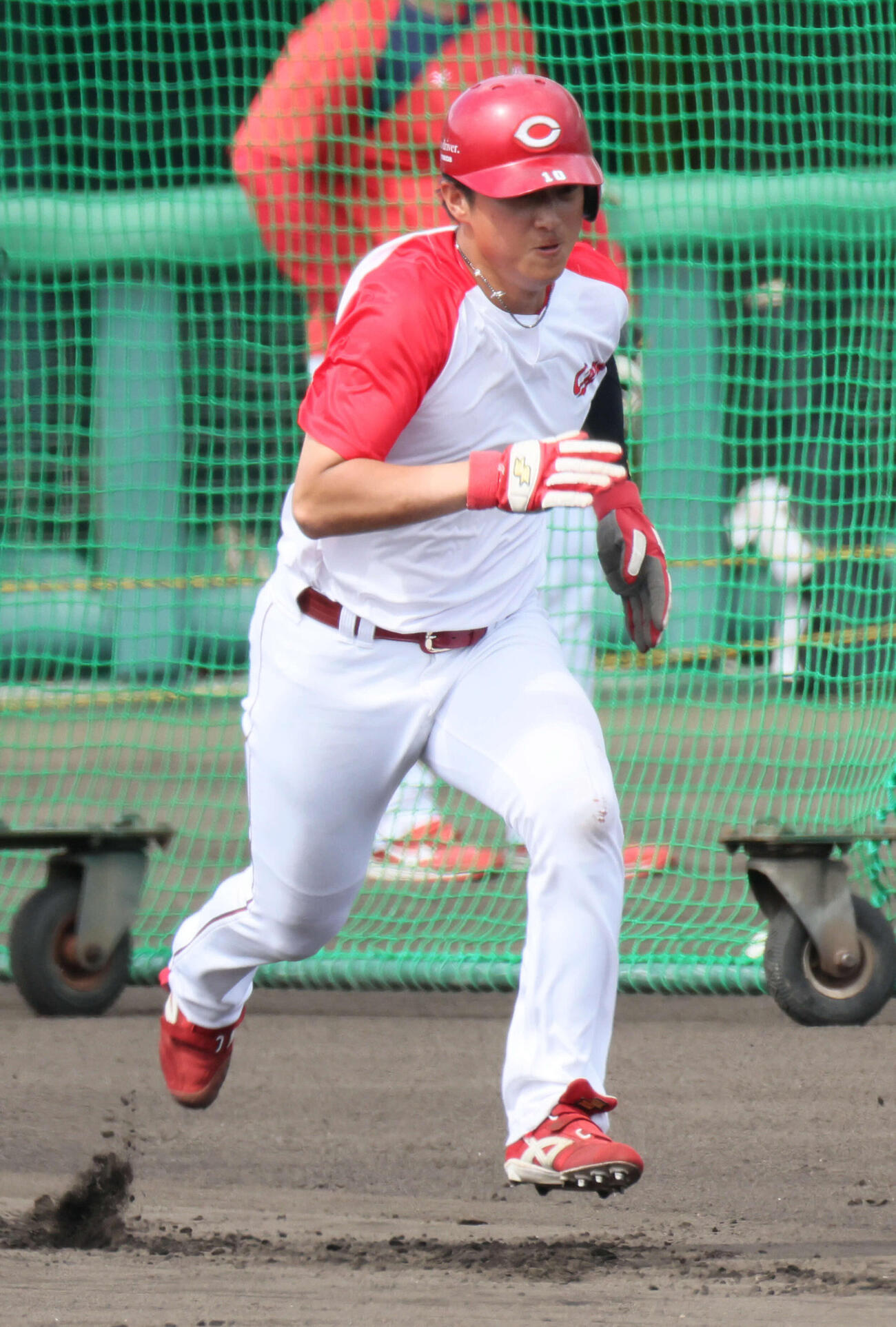 走塁練習する広島佐々木（撮影・加藤孝規）