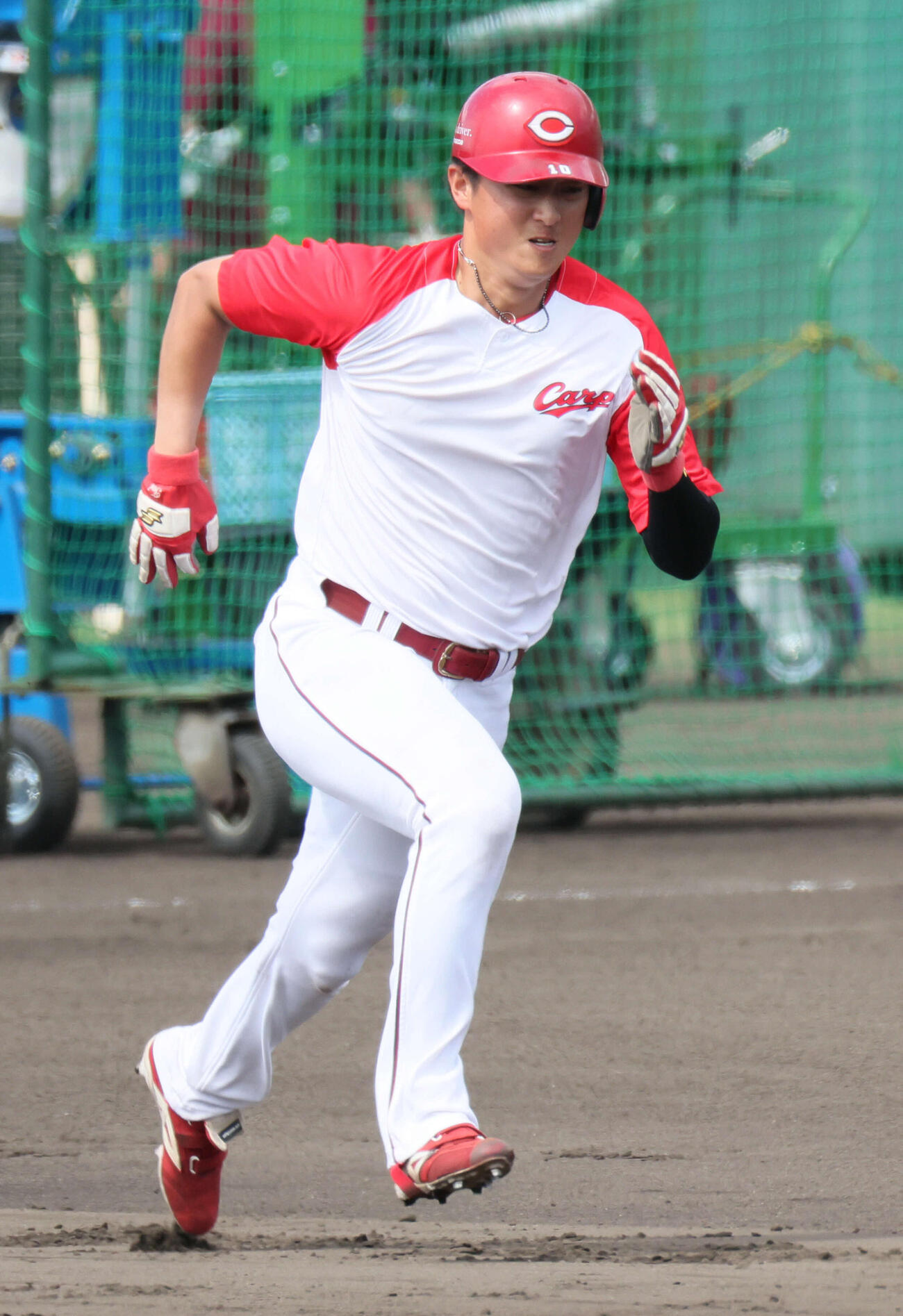 走塁練習する広島佐々木（撮影・加藤孝規）