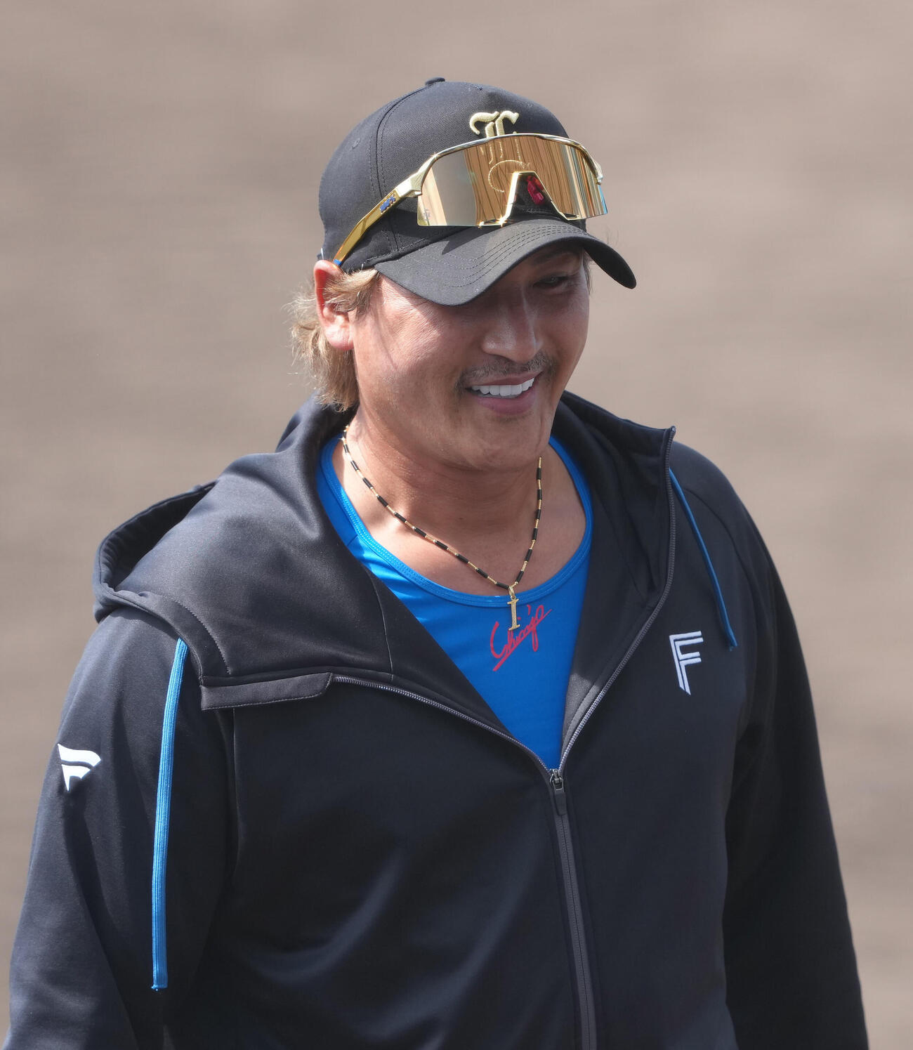 名護キャンプを打ち上げ笑顔を見せる日本ハム新庄監督（撮影・足立雅史）
