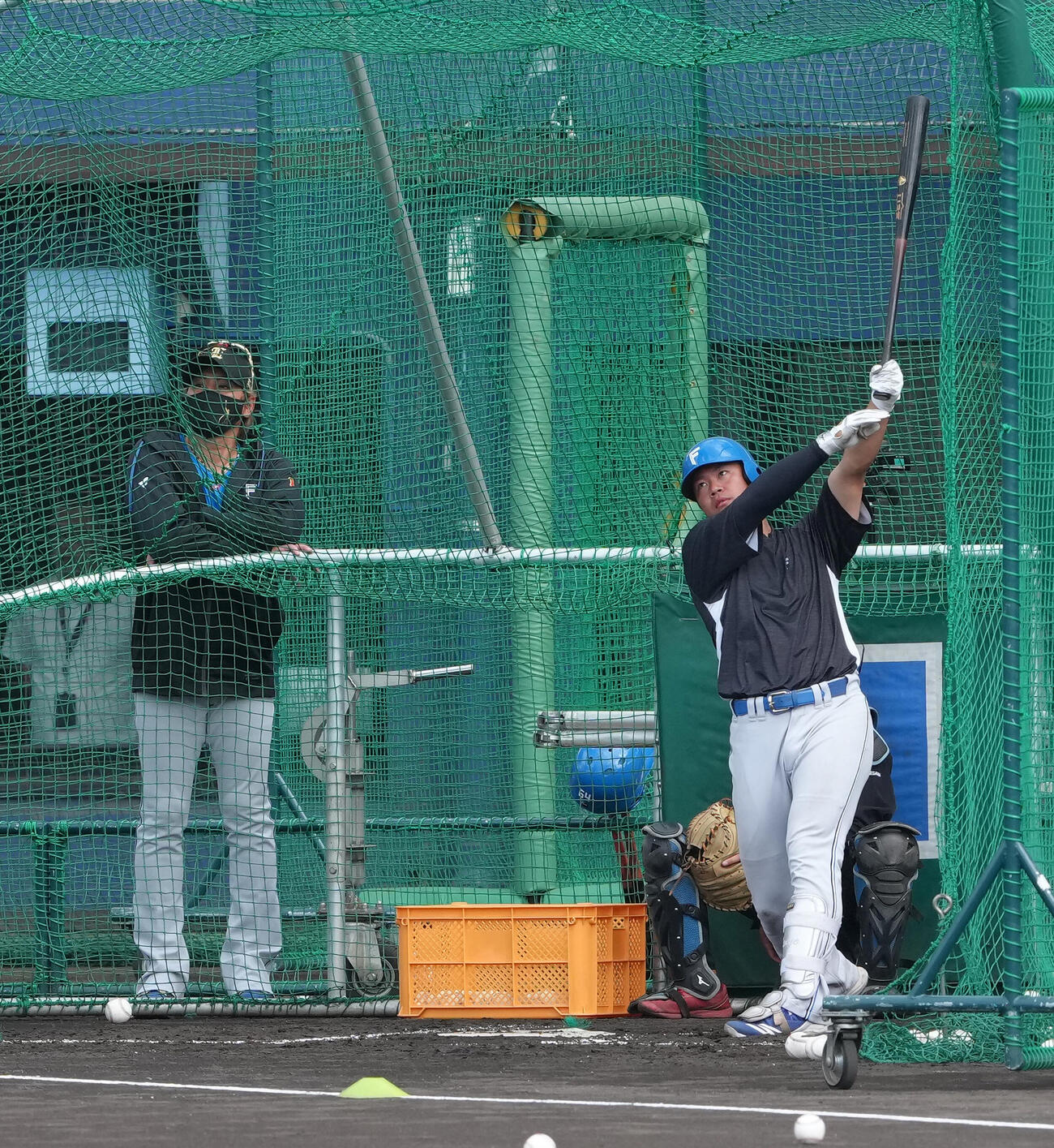 日本ハム吉田（右）の打撃練習を見つめる新庄監督（撮影・足立雅史）