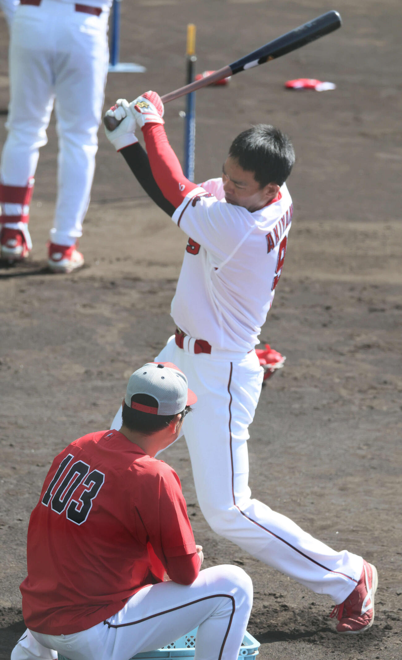 ティー打撃練習をする広島秋山（撮影・加藤孝規）