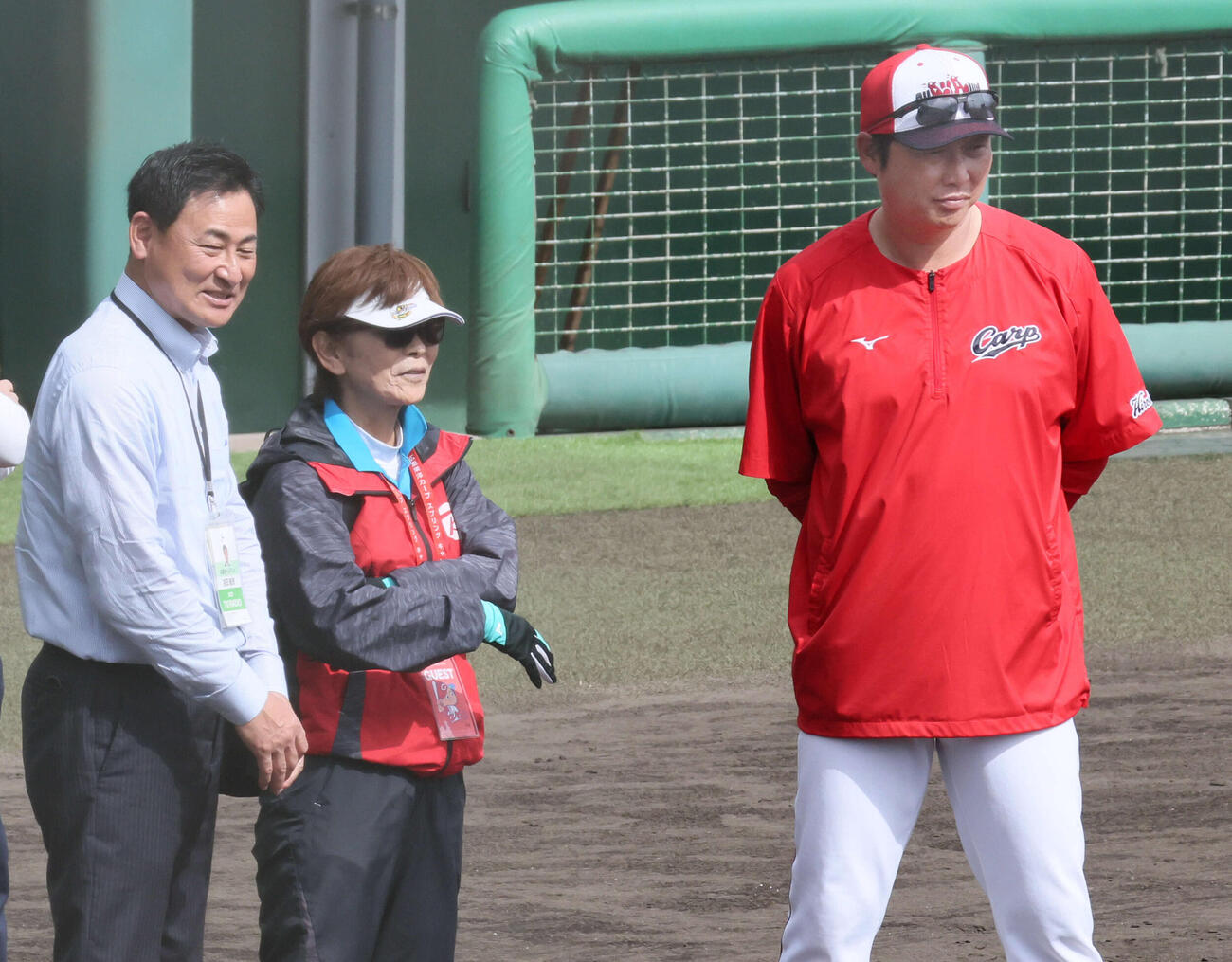 宇津木妙子元ソフトボール日本代表監督（中央）と談笑する広島新井監督（右）。左は前田智徳氏（撮影・加藤孝規）