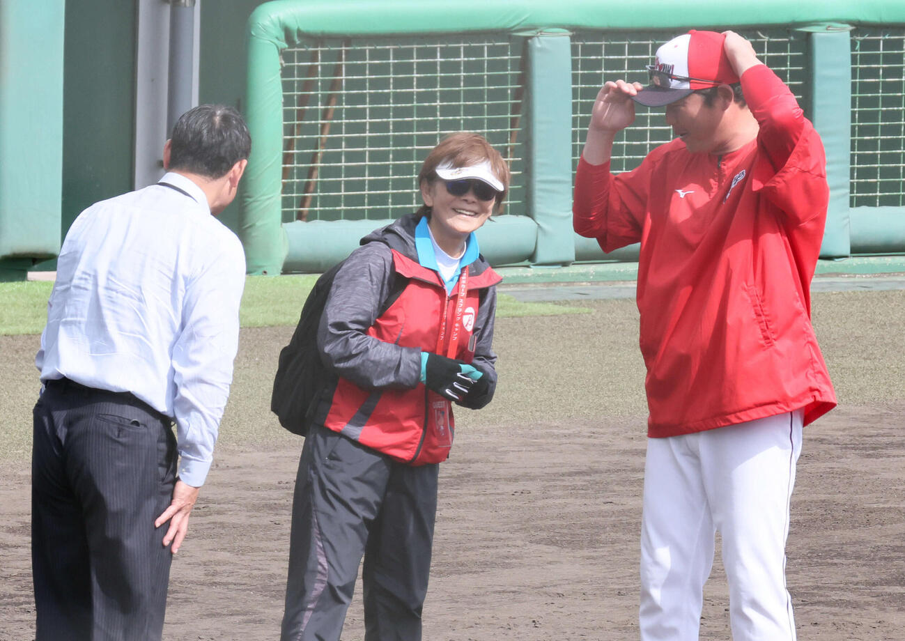 宇津木妙子元ソフトボール日本代表監督（中央）と談笑する広島新井監督（右）。左は前田智徳氏（撮影・加藤孝規）