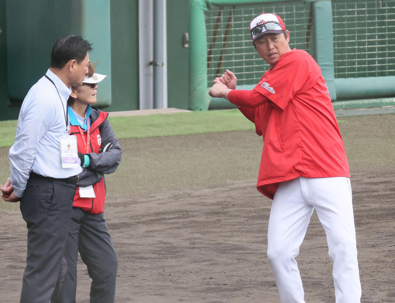 宇津木妙子元ソフトボール日本代表監督（中央）と談笑する広島新井監督（右）。左は前田智徳氏（撮影・加藤孝規）