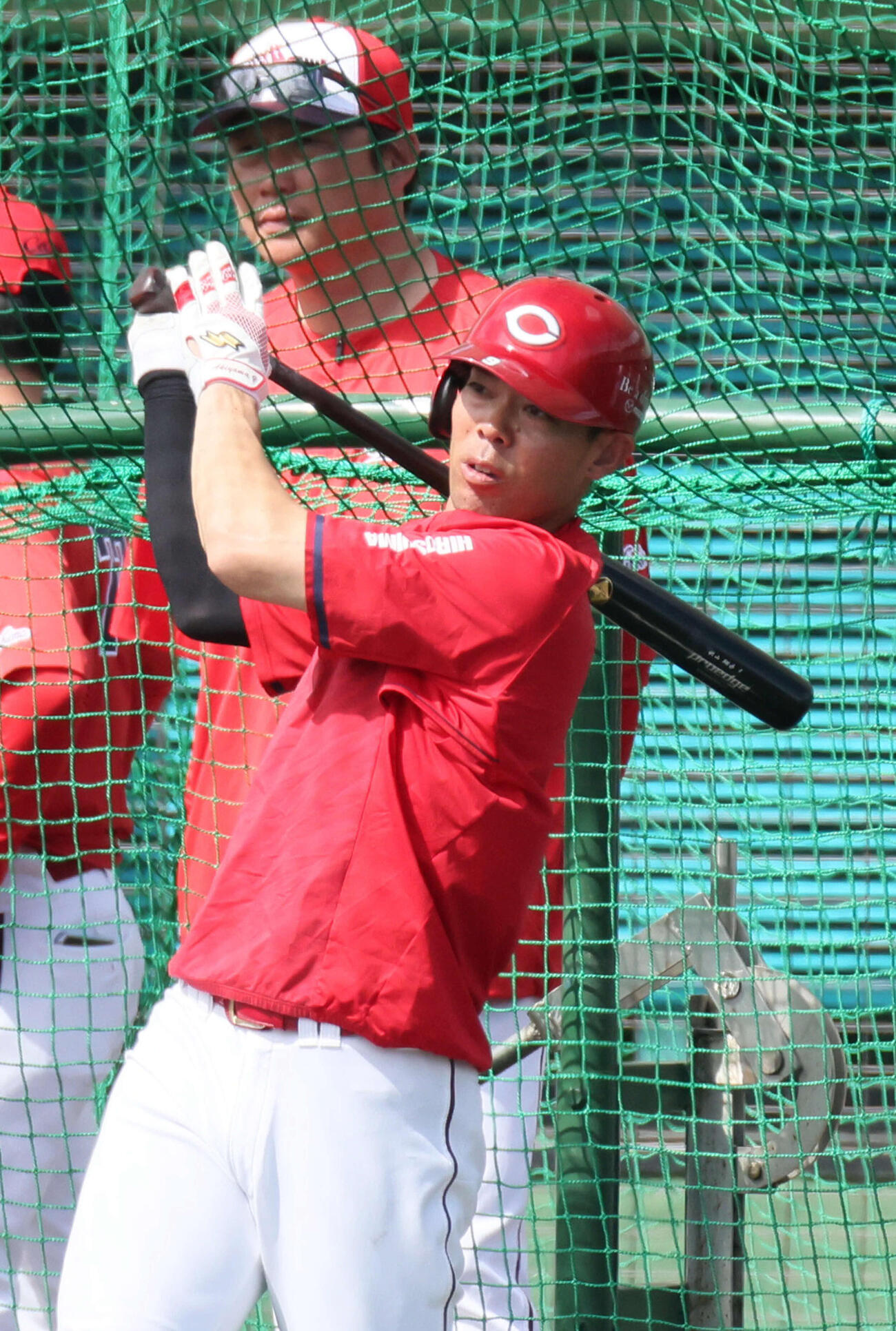 打撃練習する広島秋山。後ろは新井監督（撮影・加藤孝規）