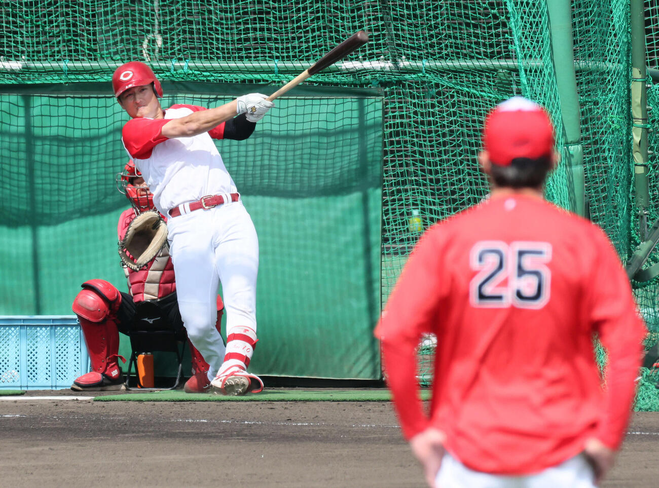 新井監督が見守る中、打撃練習する広島佐々木（撮影・加藤孝規）