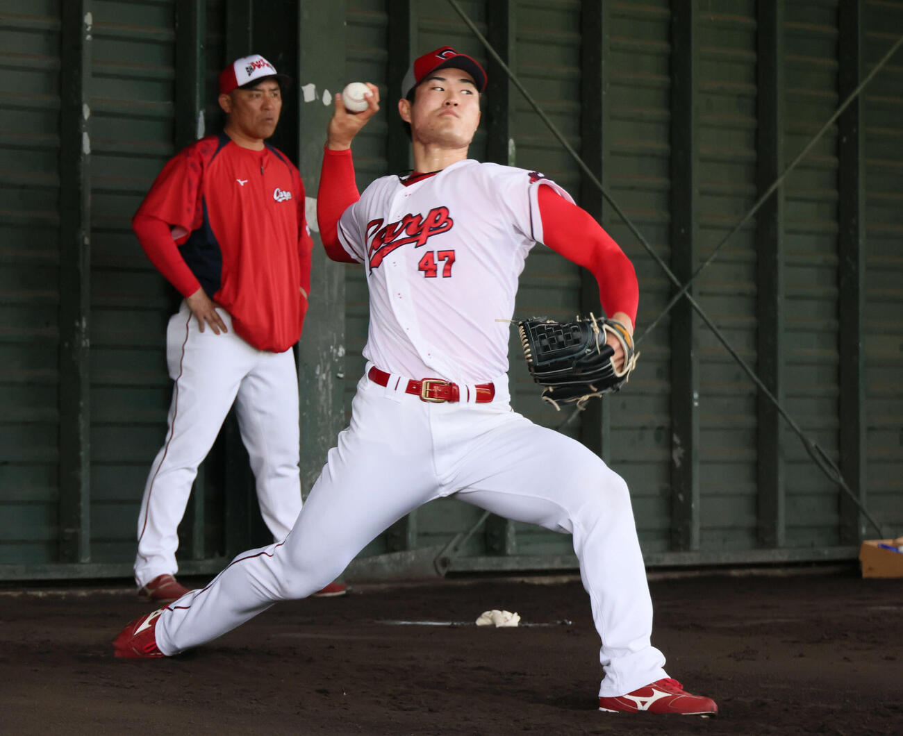 ブルペンで投げる広島斉藤優（撮影・加藤孝規）