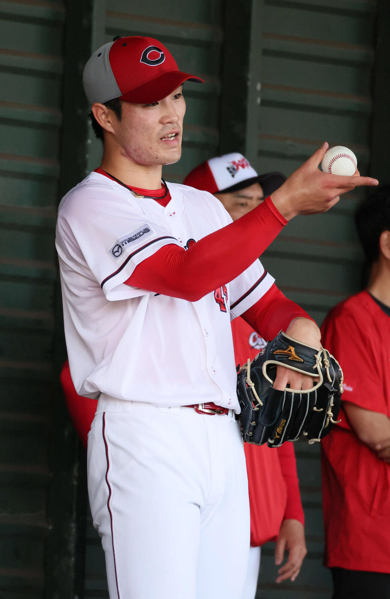ブルペンで投げる広島斉藤優（撮影・加藤孝規）