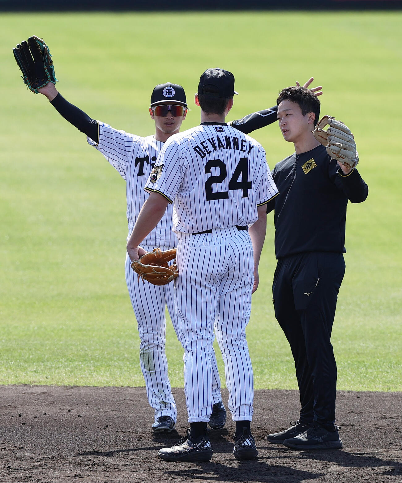 フライ練習を終えた阪神近本（左）はディベイニーと話す（撮影・上山淳一）