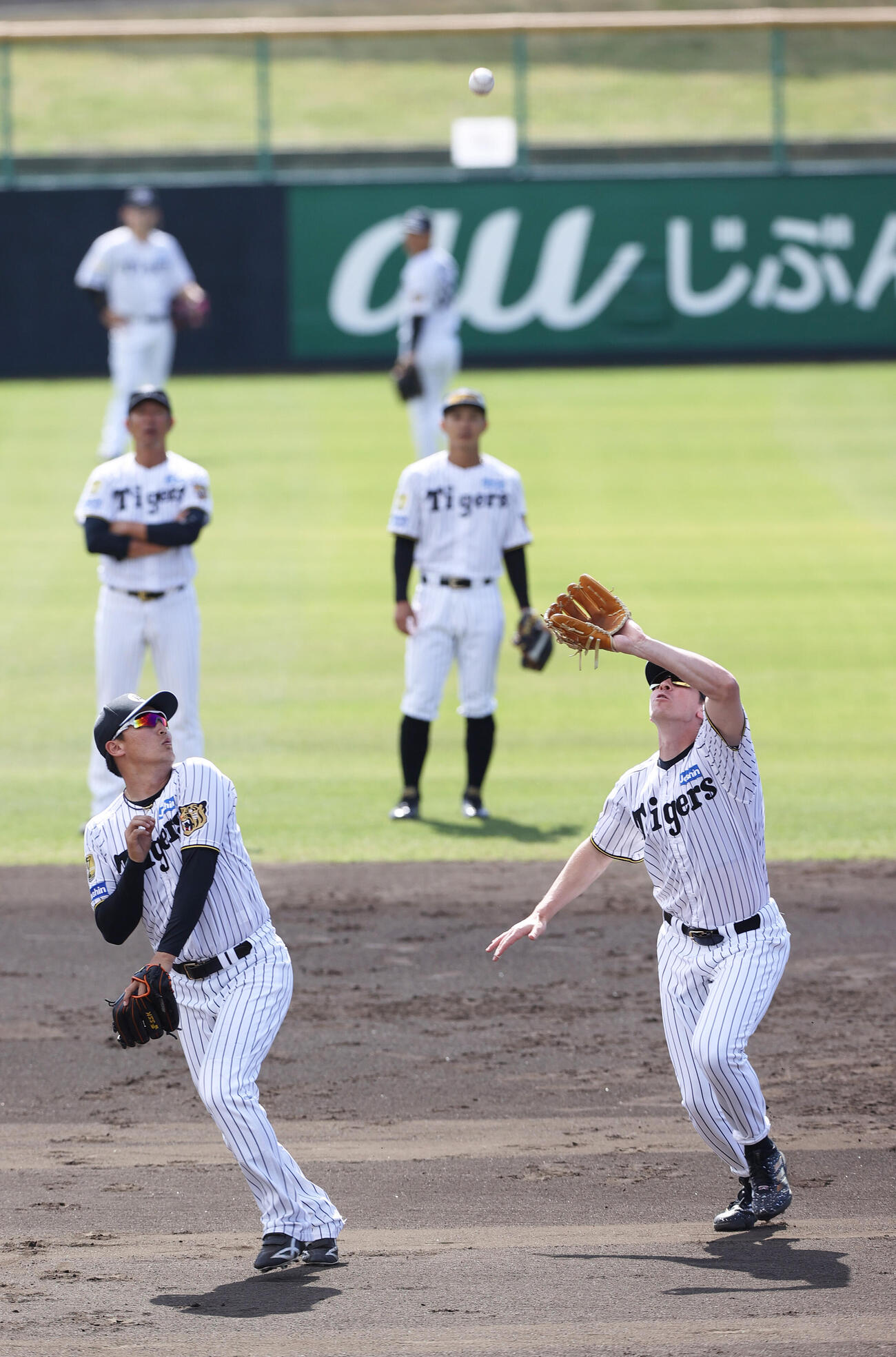 阪神遊撃手ディベイニー（右）はフライを追う。左は三塁手元山（撮影・上山淳一）