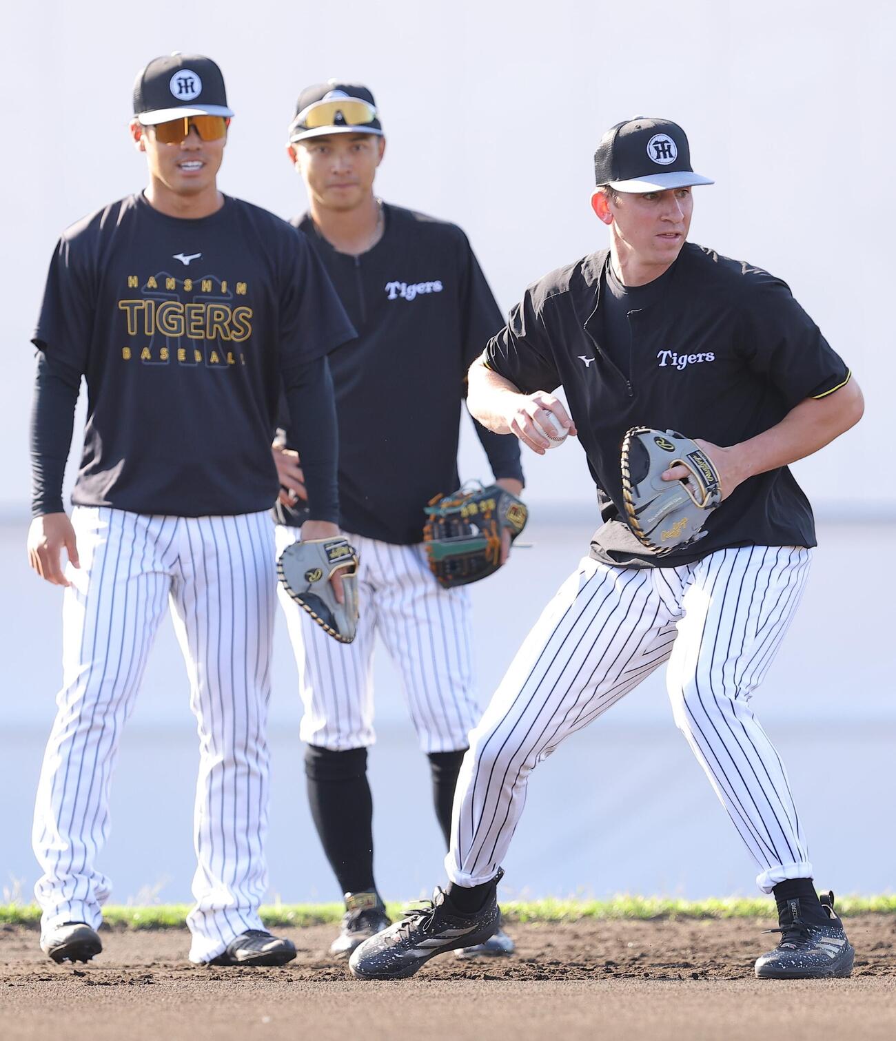 早出特守に参加する、右から阪神ディベイニー、熊谷、谷端（撮影・上田博志）