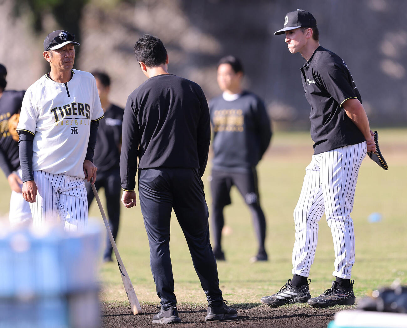 早出特守に参加する阪神ディベイニー（右）は田中コーチと話をする（撮影・上田博志）