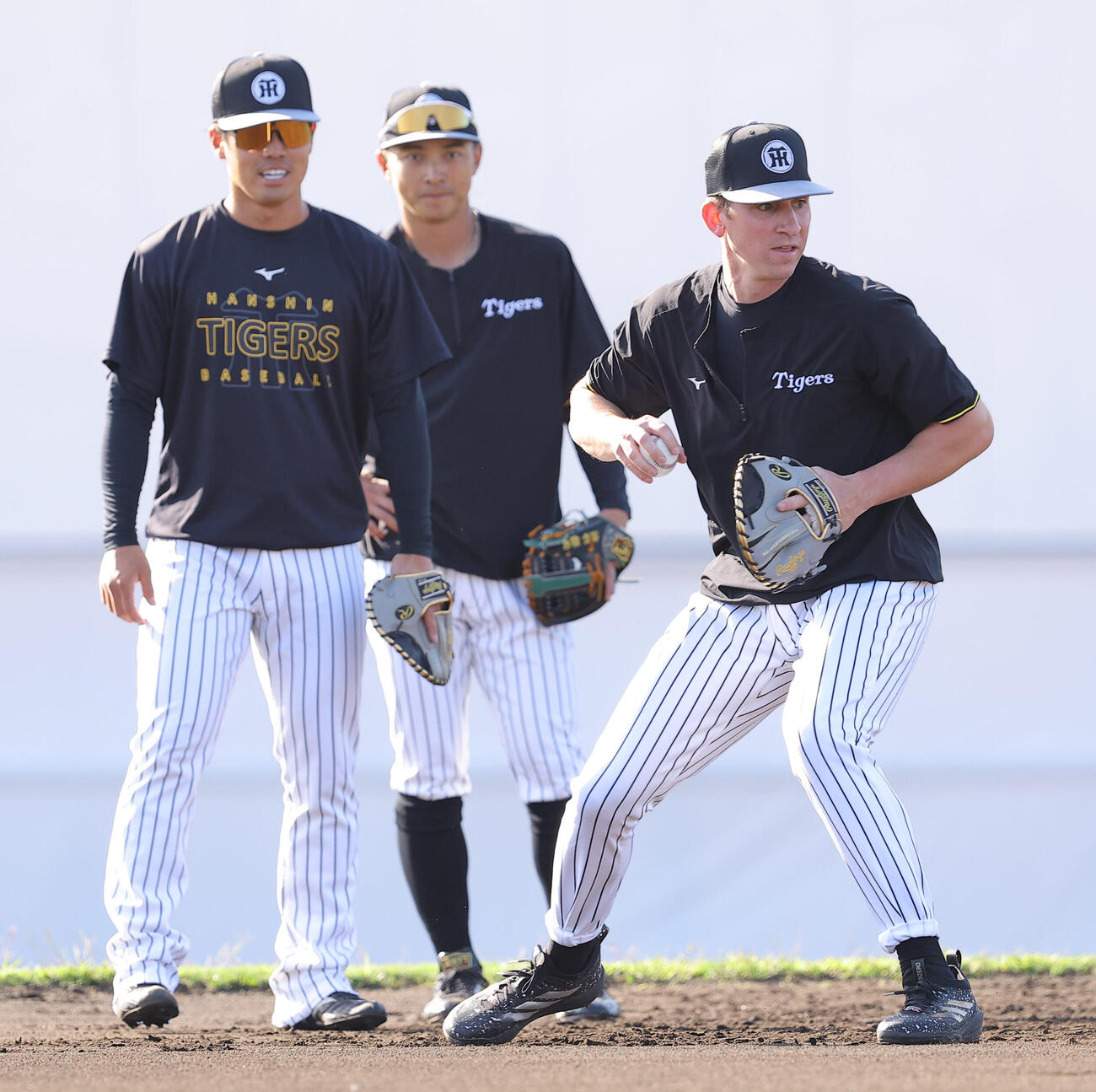 早出で特守をする右から阪神ディベイニー、熊谷、谷端（撮影・上田博志）