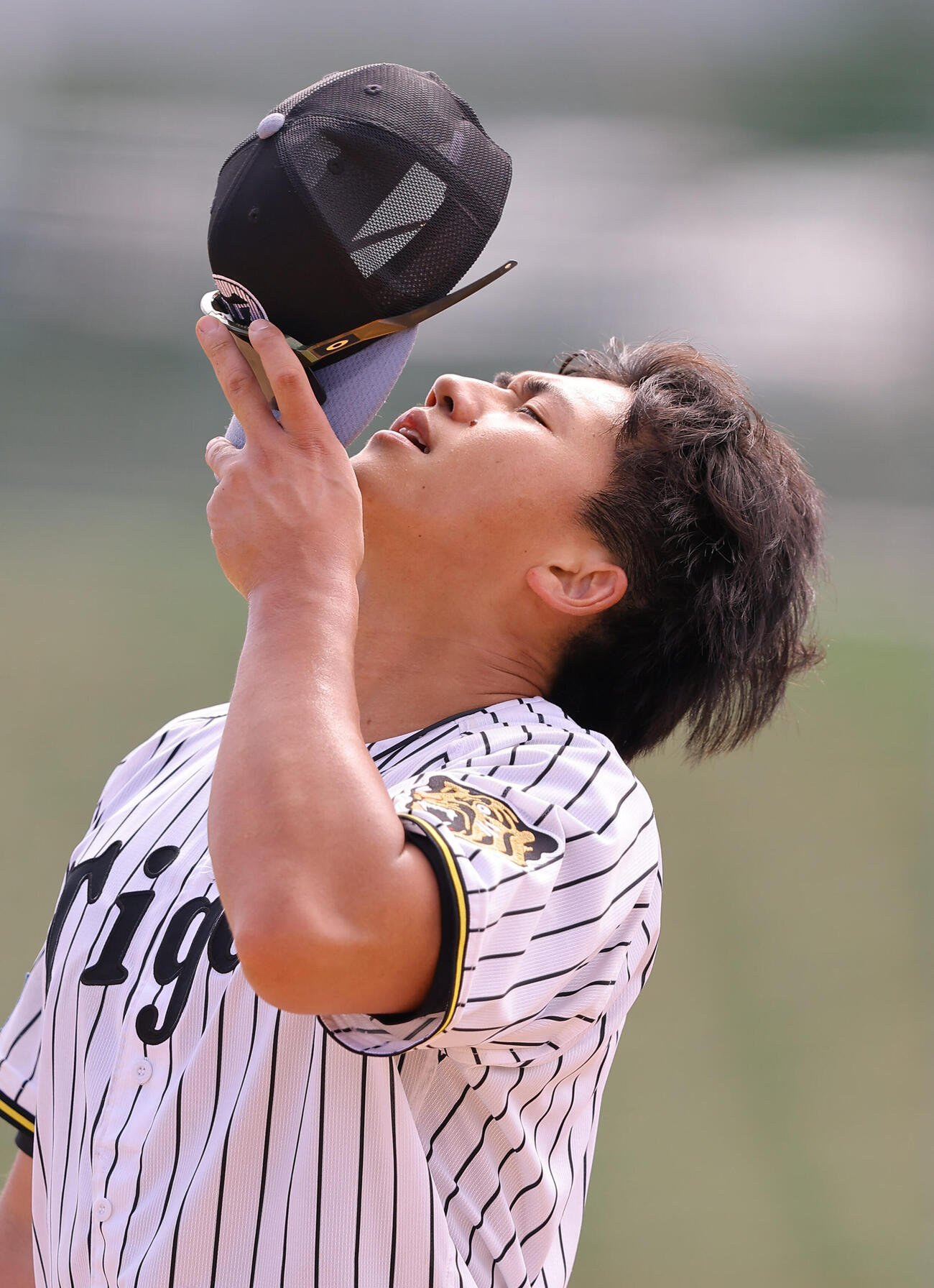 ノックを受けた阪神立石はグラウンドを引き揚げる（撮影・上田博志）