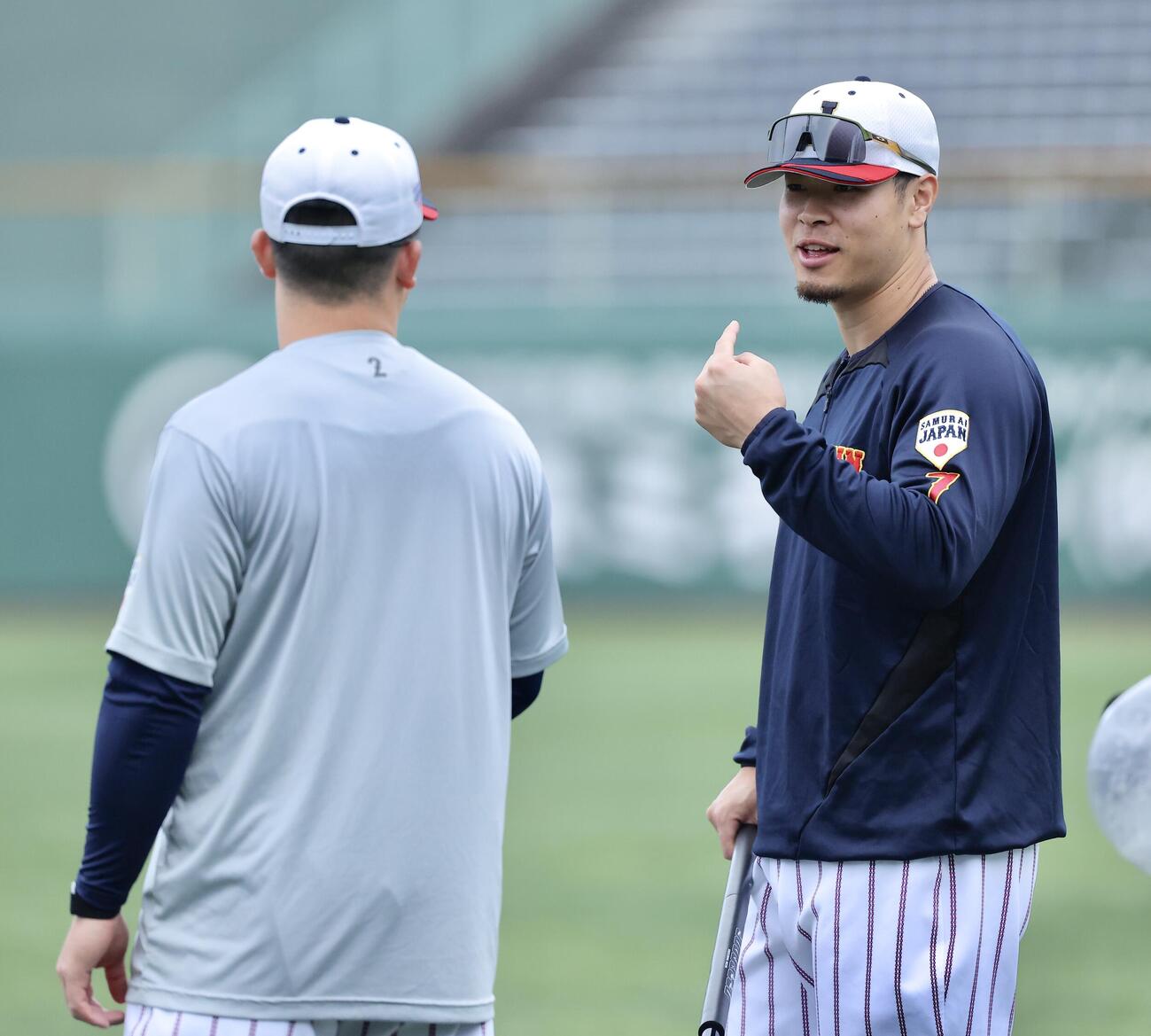 牧（左）と言葉を交わす佐藤輝（撮影・河田真司）