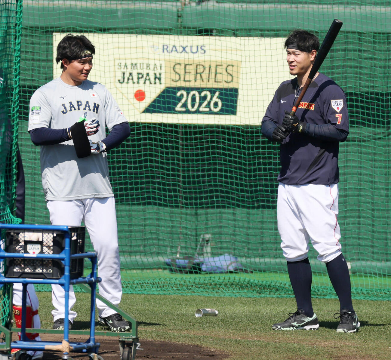 笑顔で打撃練習の順番を待つ森下（左）と佐藤（2026年2月21日撮影）