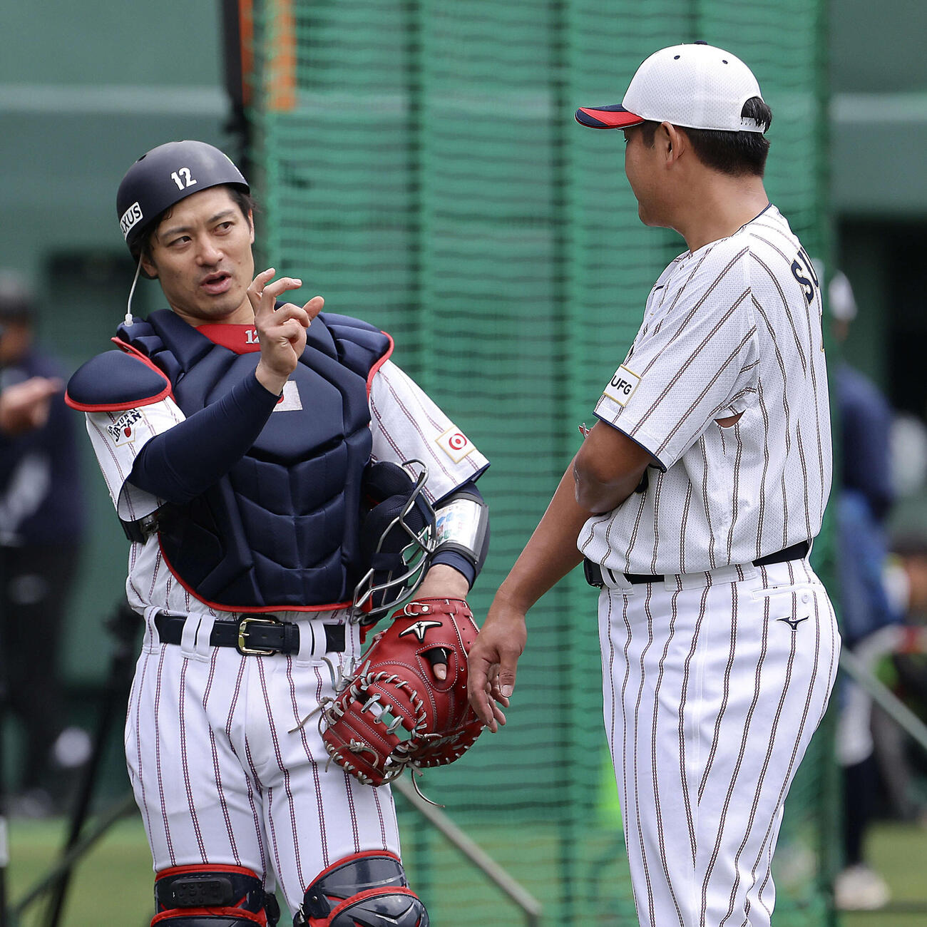 ライブBPで言葉を交わす坂本（左）と菅野（撮影・河田真司）