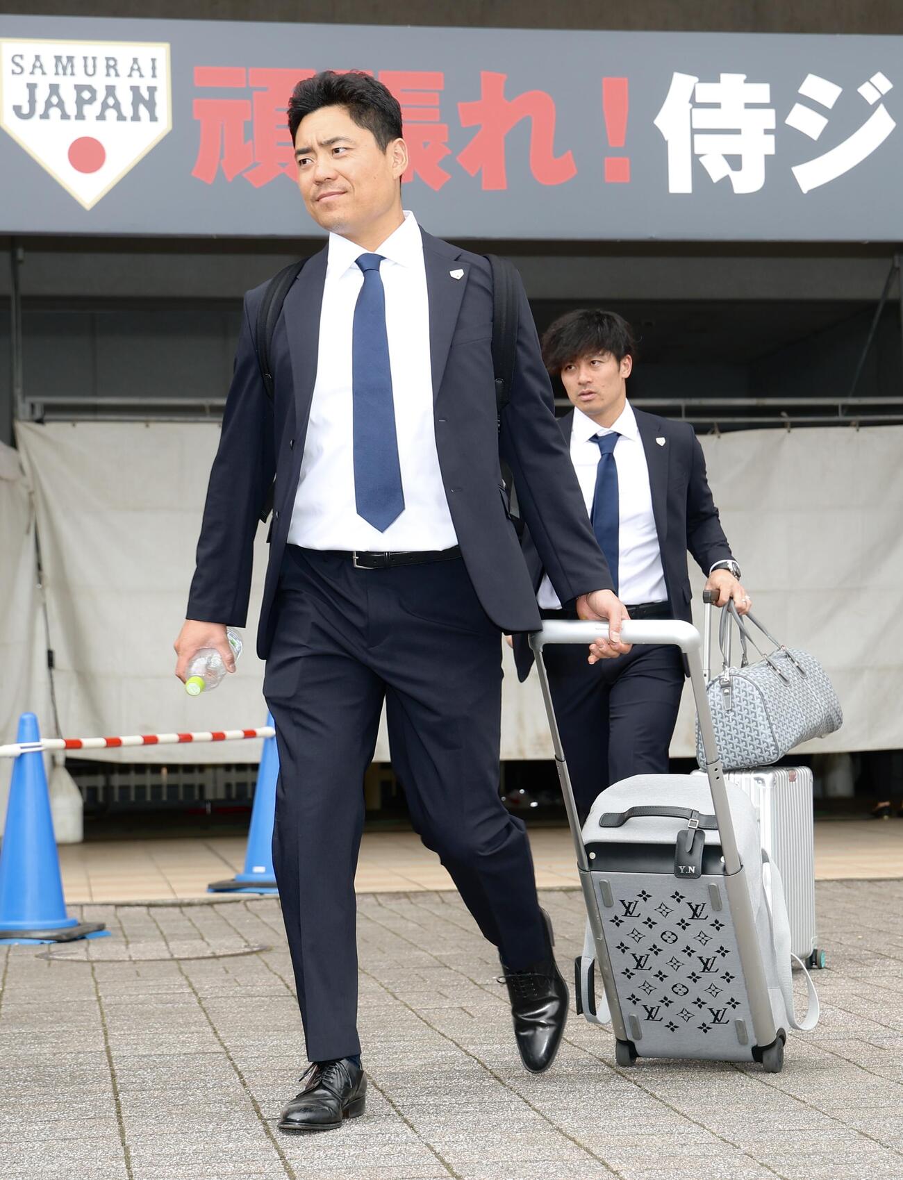 球場から移動する中村（左）と坂本（撮影・河田真司）
