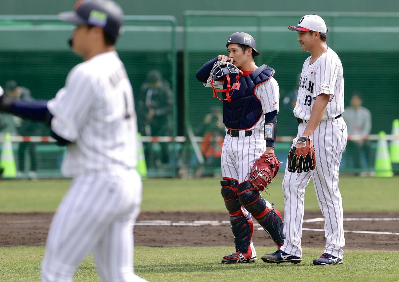 ライブBPで言葉を交わす坂本（左）と菅野（撮影・河田真司）