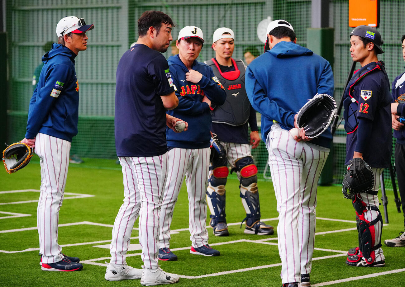 ブルペンで投球練習を終えた菊池（左から2人目）は坂本（右端）らと言葉を交わす（撮影・垰建太）