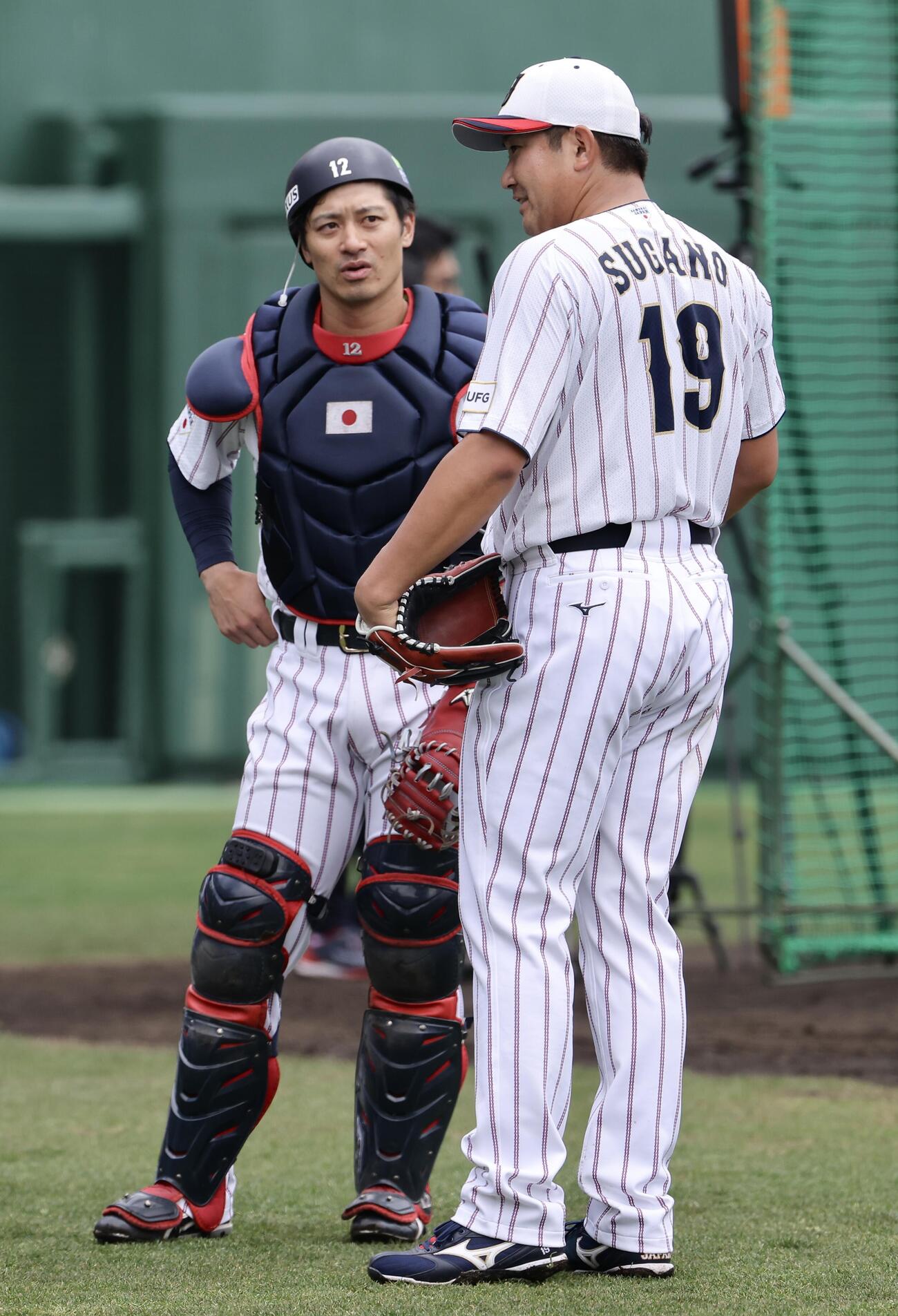 ライブBPで言葉を交わす坂本（左）と菅野（撮影・河田真司）