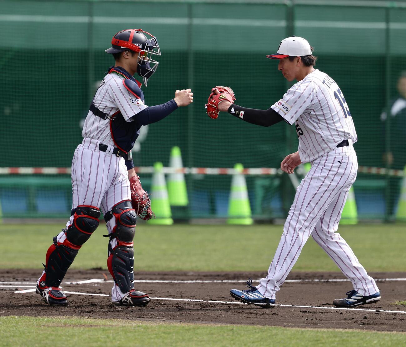 ライブBPでグータッチを交わす坂本（左）と大勢（撮影・河田真司）