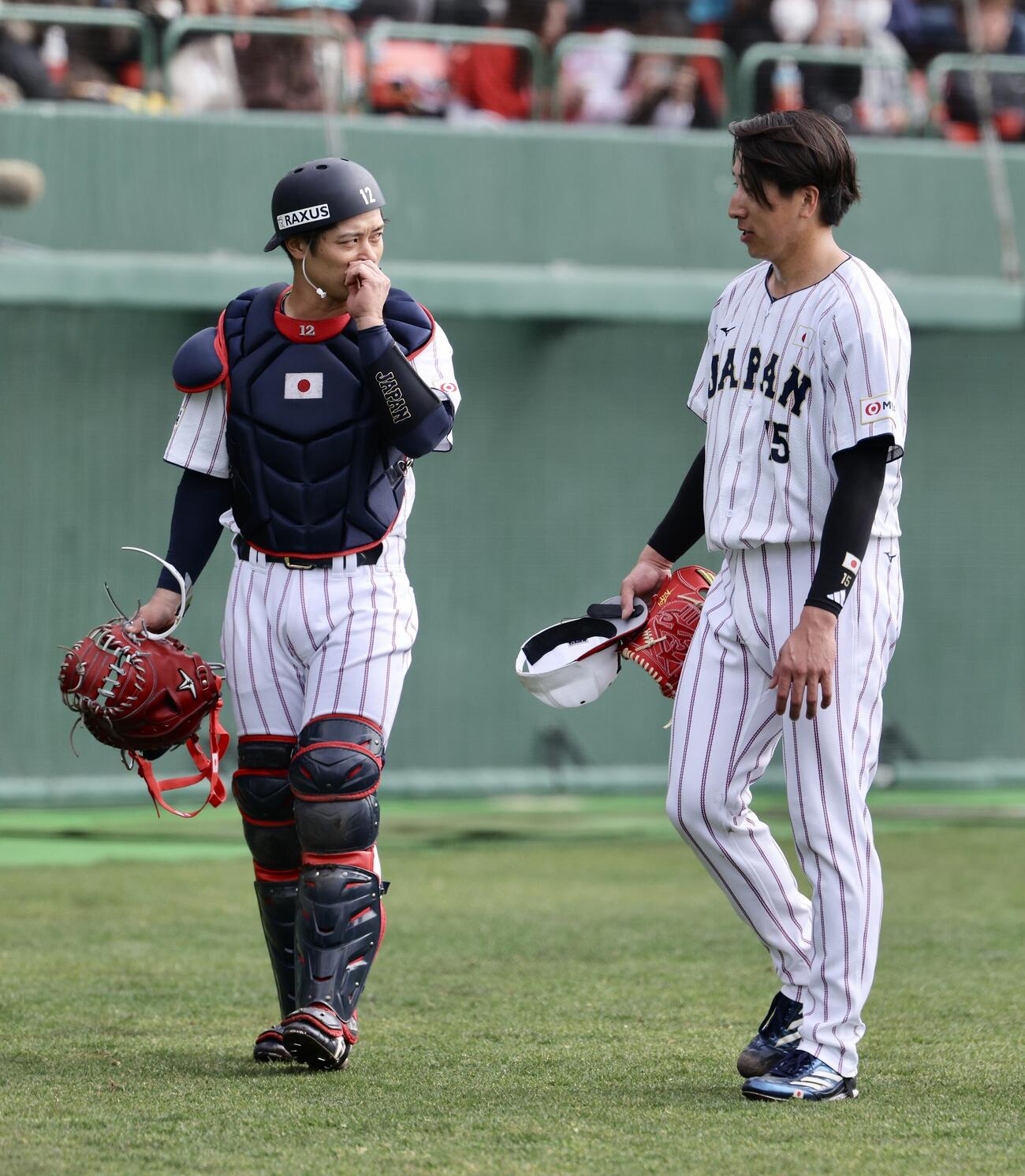 ライブBPで言葉を交わす坂本（左）と大勢（撮影・河田真司）