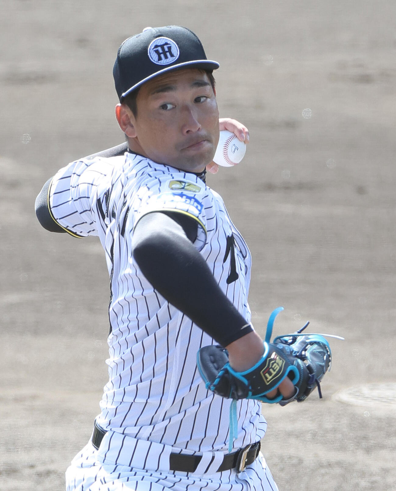 ライブBPに登板した阪神岩崎（撮影・上山淳一）