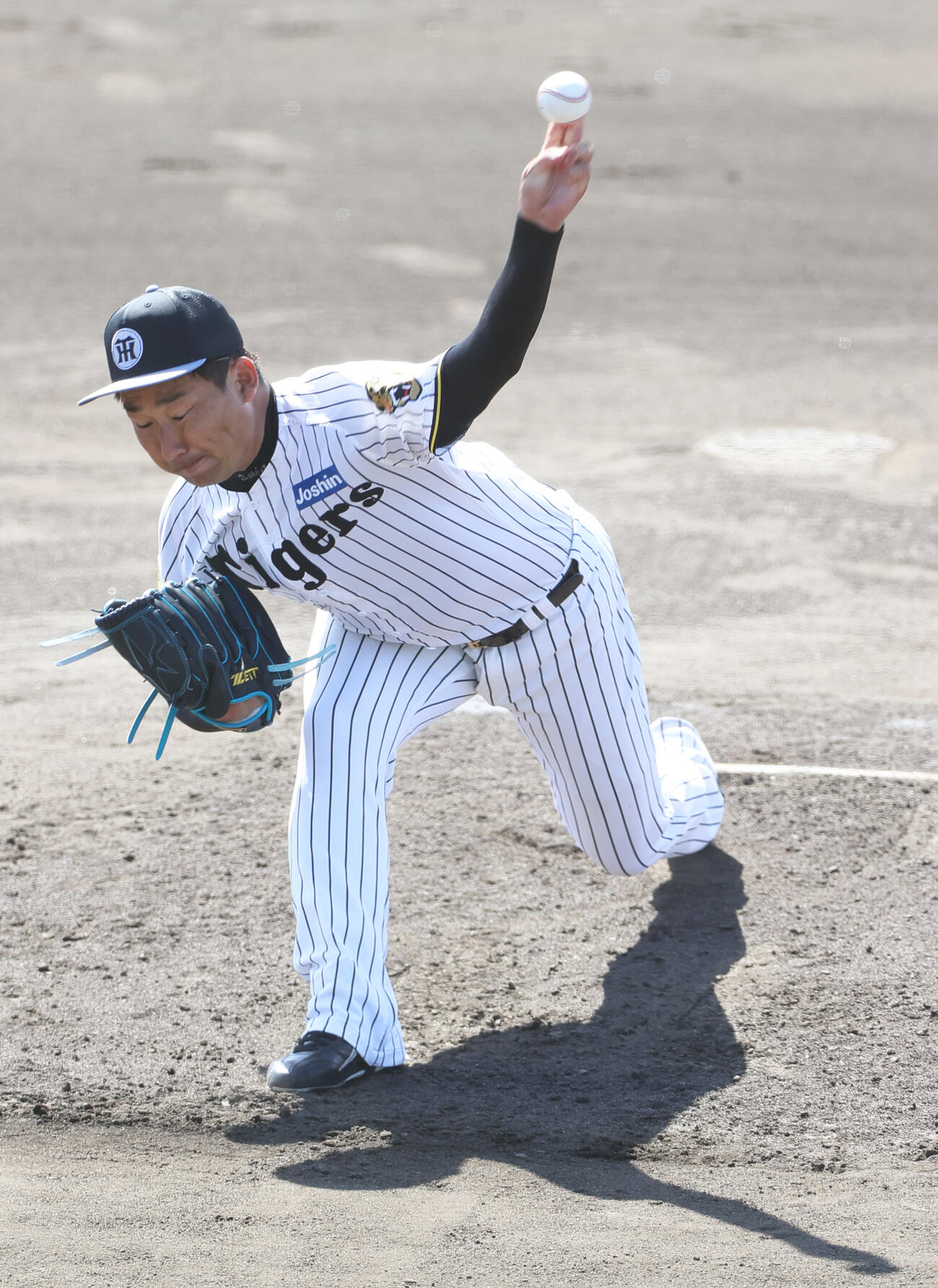 ライブBPに登板する阪神岩崎（撮影・上山淳一）