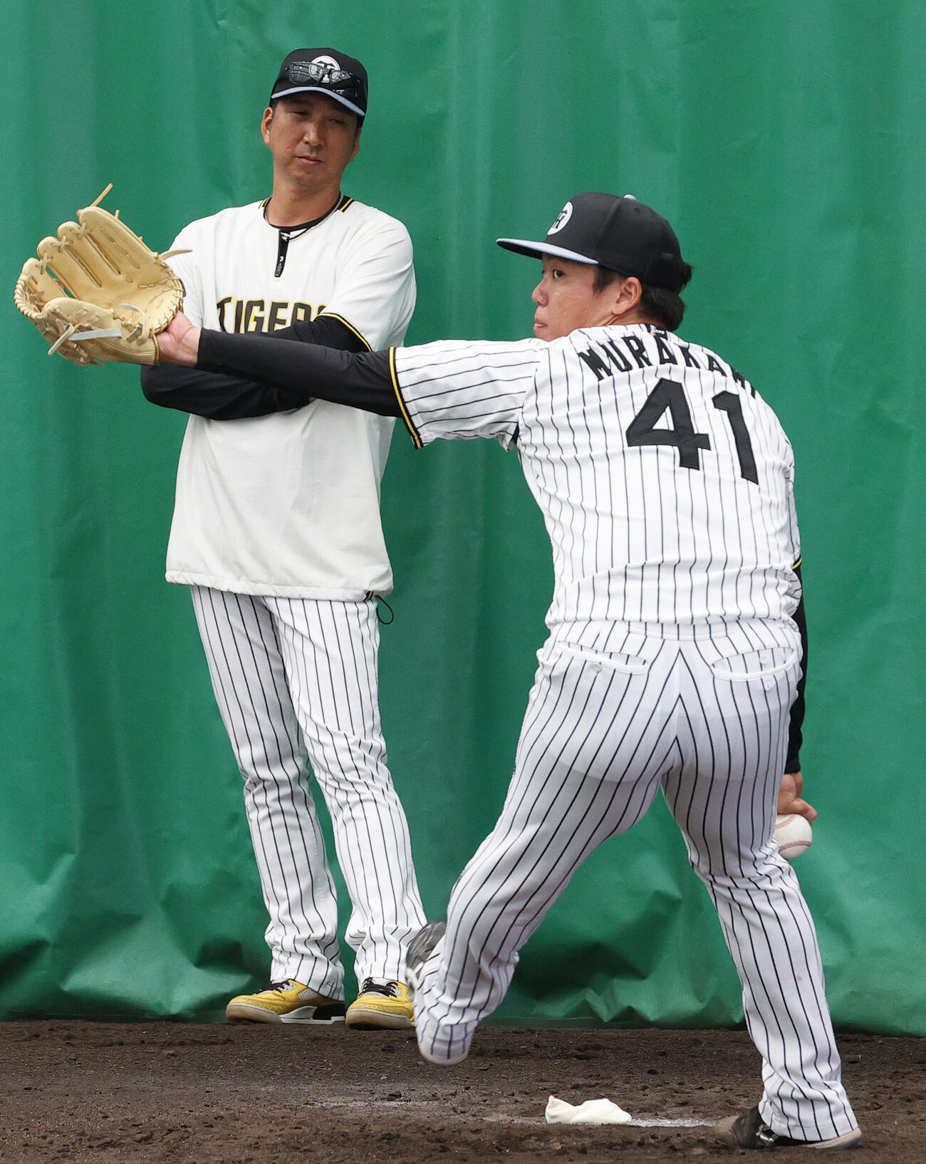 ブルペンで阪神村上（手前）の投球を見守る藤川監督（撮影・上山淳一）