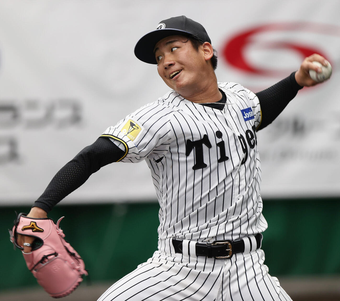 ブルペンで投球する阪神伊原（撮影・上山淳一）