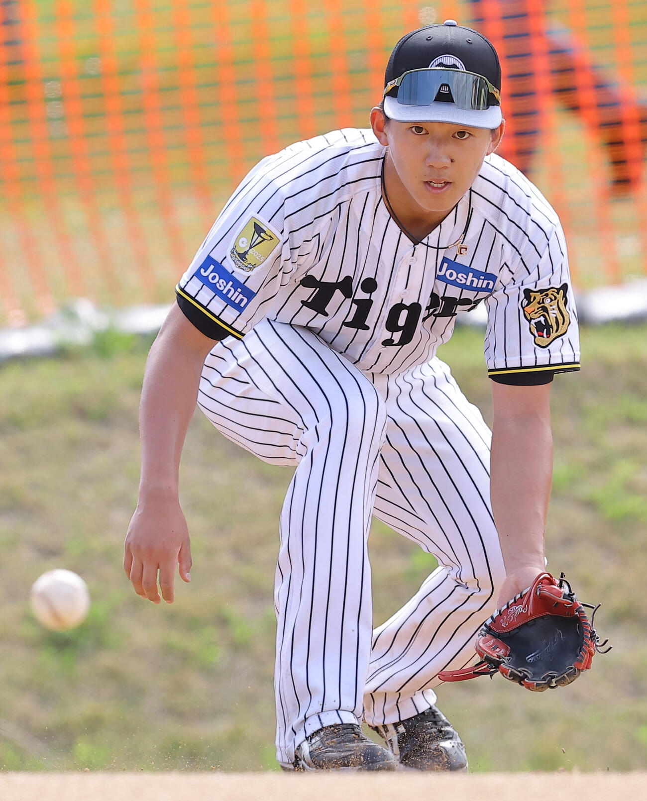 ノックを受ける阪神立石（撮影・上田博志）