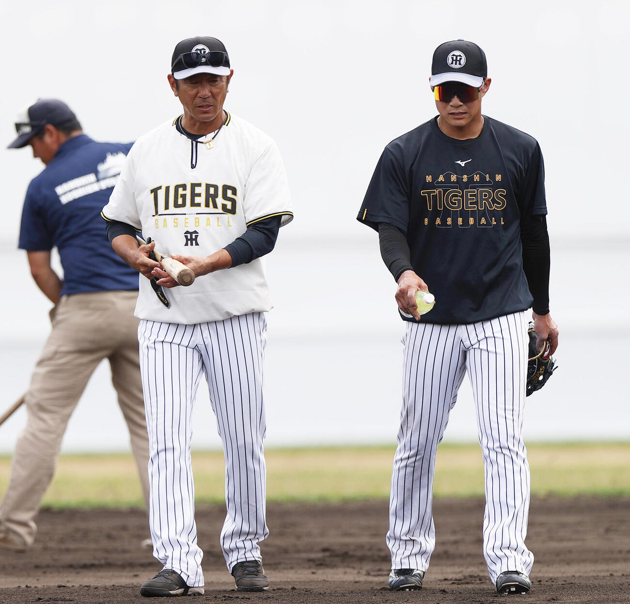 特守を終えた阪神木浪（右）と話す田中内野守備走塁コーチ（撮影・上山淳一）