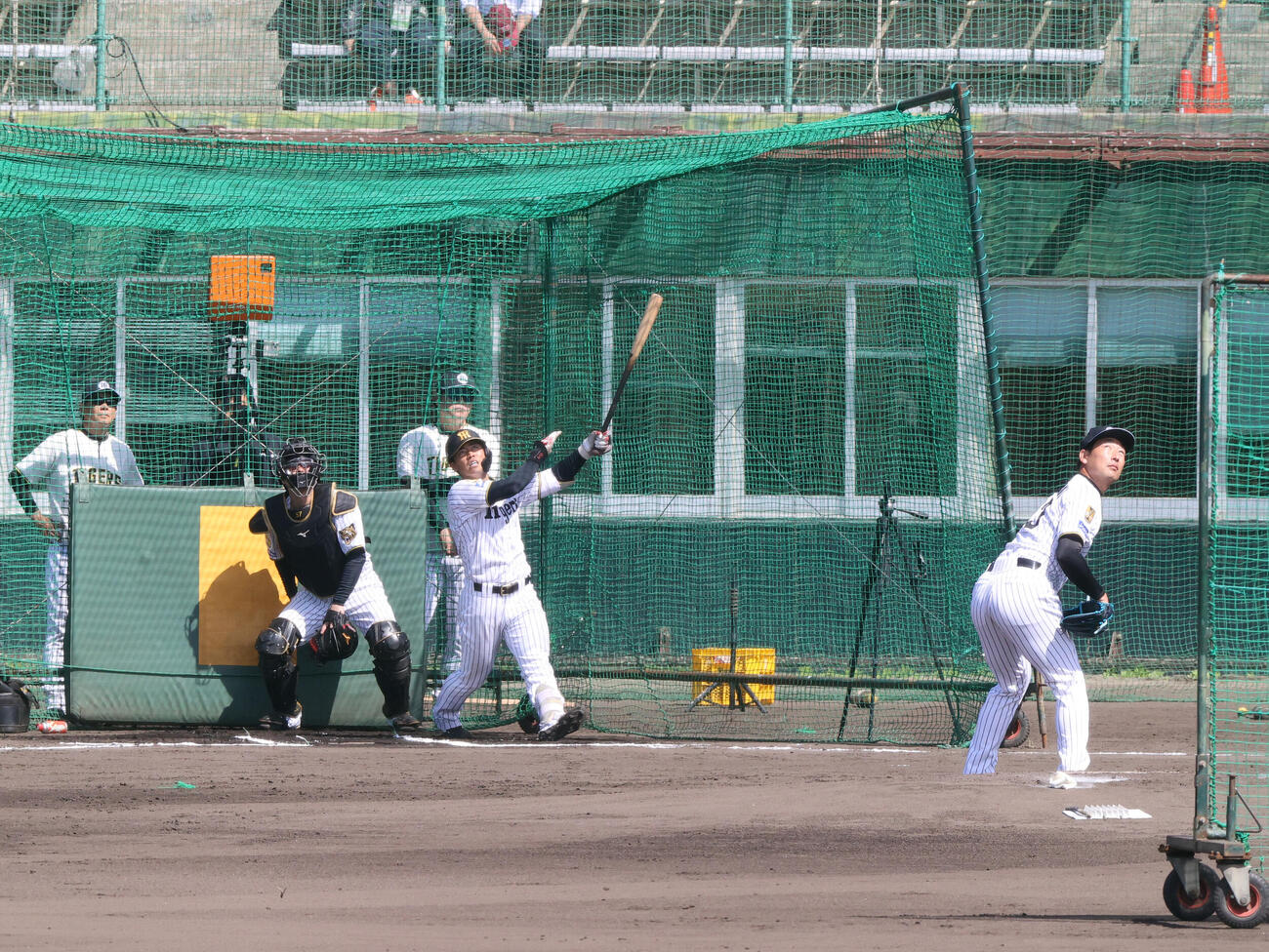 ライブBPで阪神岩崎（右）は谷端を中飛に仕留める（撮影・上山淳一）