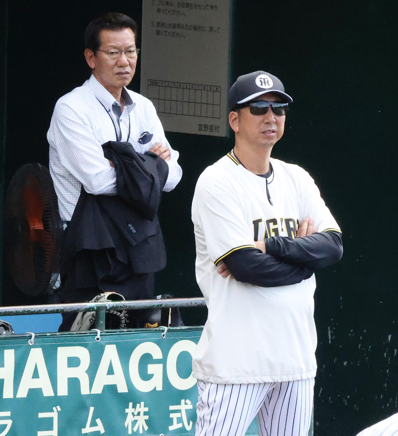 守備練習を確認する阪神藤川監督。後方は視察に訪れた大野氏（撮影・上山淳一）